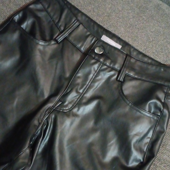 🤠Maurices Faux Leather Pants 4 Regular Like New - Picture 2 of 7